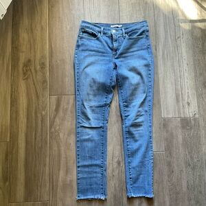 Levi’s 311 Shaping Skinny
Flawless condition
28” inseam - looks cute cuffed too